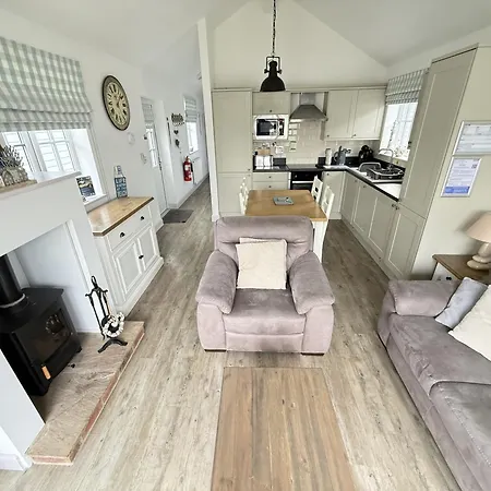 Badgers Retreat - Part Of The The Bay Village With Pool, Gym And Direct Access, Pub, Restaurant, Tennis And Meadows Walks 別荘 ファイリー