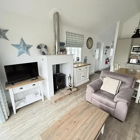 Badgers Retreat - Part Of The The Bay Village With Pool, Gym And Direct Access, Pub, Restaurant, Tennis And Meadows Walks *