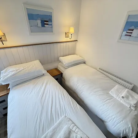 Badgers Retreat - Part Of The The Bay Village With Pool, Gym And Direct Access, Pub, Restaurant, Tennis And Meadows Walks *