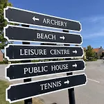 Badgers Retreat - Part Of The The Bay Village With Pool, Gym And Direct Access, Pub, Restaurant, Tennis And Meadows Walks Holiday home *