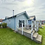 Badgers Retreat - Part Of The The Bay Village With Pool, Gym And Direct Access, Pub, Restaurant, Tennis And Meadows Walks Holiday home *