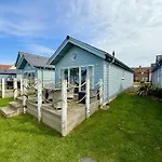 Badgers Retreat - Part Of The The Bay Village With Pool, Gym And Direct Access, Pub, Restaurant, Tennis And Meadows Walks
