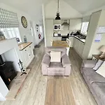 Badgers Retreat - Part Of The The Bay Village With Pool, Gym And Direct Access, Pub, Restaurant, Tennis And Meadows Walks Holiday home Filey