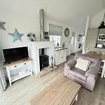 Badgers Retreat - Part Of The The Bay Village With Pool, Gym And Direct Access, Pub, Restaurant, Tennis And Meadows Walks *