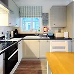 Badgers Retreat - Part Of The The Bay Village With Pool, Gym And Direct Access, Pub, Restaurant, Tennis And Meadows Walks