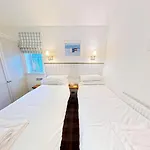 Semesterbostad Badgers Retreat - Part Of The The Bay Village With Pool, Gym And Direct Access, Pub, Restaurant, Tennis And Meadows Walks