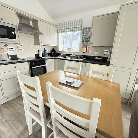 Badgers Retreat - Part Of The The Bay Village With Pool, Gym And Direct Access, Pub, Restaurant, Tennis And Meadows Walks בית נופש