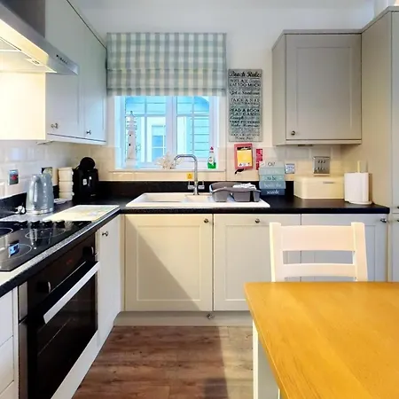 Badgers Retreat - Part Of The The Bay Village With Pool, Gym And Direct Access, Pub, Restaurant, Tennis And Meadows Walks