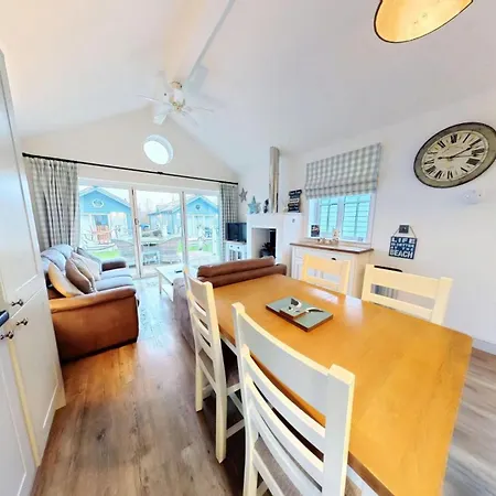 Badgers Retreat - Part Of The The Bay Village With Pool, Gym And Direct Access, Pub, Restaurant, Tennis And Meadows Walks Holiday home *