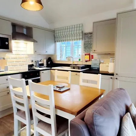 Badgers Retreat - Part Of The The Bay Village With Pool, Gym And Direct Access, Pub, Restaurant, Tennis And Meadows Walks *