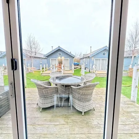 Badgers Retreat - Part Of The The Bay Village With Pool, Gym And Direct Access, Pub, Restaurant, Tennis And Meadows Walks Holiday home